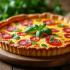 Een zelfgemaakte quiche lorraine met verse kruiden