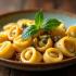 Elegante presentatie van handgemaakte tortellini op een rustieke tafel.