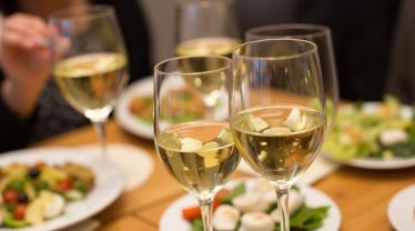 Feestelijke bijeenkomst met glazen Pinot Grigio