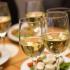 Feestelijke bijeenkomst met glazen Pinot Grigio
