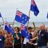 Feestvierders op Falklanddag met vlaggen