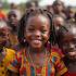 Feestvierende kinderen in traditionele Afrikaanse kleding
