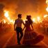 Festa Junina viering met muziek en dans in traditionele kledij.