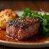 Filet mignon steak met bijgerechten op een mooi bord