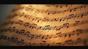 Film score muzieknoten verweven met iconische filmscènes