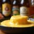 Gesmolten raclettekaas met Belgische ingrediënten