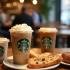 Gezellig Starbucks café met verschillende koffies en gebak