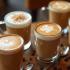 Gezellige koffiebijeenkomst met verschillende soorten café au lait