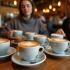 Gezellige koffieshop met verschillende soorten lattes op tafel.