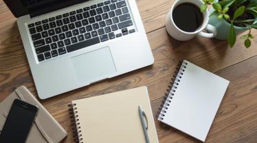 Gezellige werkplek met een laptop en notitieboek
