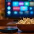 Gezellige woonkamer met streaming-apparaat en popcorn.