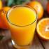 Glas versgeperst sinaasappelsap met verse sinaasappels
