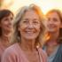 Groep diverse vrouwen die samen staan, ter ondersteuning tijdens de menopauze.