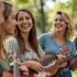 Groep mensen die vrolijk ukulele spelen in het park.