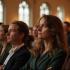 Groep mensen in een Belgische kerk in meditatie