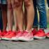 Groep mensen met rode sneakers