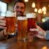 Groep vrienden die Belgische bieren proeft in een brouwerij.