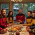 Groep vrienden in Star Trek-uniformen die vieren.