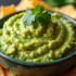 Guacamole met tortilla chips en verse ingrediënten.