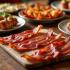 Heerlijk assortiment van diverse bacon gerechten op een houten tafel
