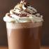 Heerlijke chocolade milkshake met slagroom en chocoladehagelslag