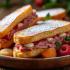 Heerlijke Monte Cristo sandwich met poedersuiker en vers fruit.