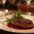 Heerlijke steak au poivre geserveerd op een elegant bord