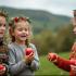 Kinderen die traditionele liedjes zingen tijdens Calennig