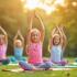 Kinderen doen yoga in een kleurrijke parkomgeving.
