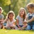 Kinderen spelen samen buiten in een park
