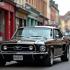 Klassieke Ford Mustang in een levendige Belgische straat
