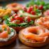 Kleurrijke bagels met diverse toppings