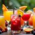 Kleurrijke fruitcocktails in eleganten glazen