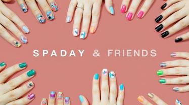 Een luxueuze spa-setting met nagellak, handdoeken en kaarsen.