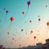 Kleurrijke vliegers in de lucht voor Makar Sankranti