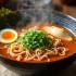 Kom ramen met traditionele Japanse toppings