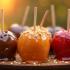 Leuke karamelappels met verschillende toppings in de herfst.