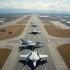 Luchtfoto van een luchtmachtbasis met straalvliegtuigen