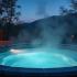 Luxueus bubbelbad omgeven door natuur onder de sterrenhemel