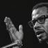 Malcolm X tijdens een krachtige toespraak.