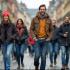 Mensen die achteruit lopen op een plein in België