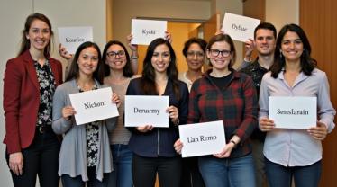 Mensen die naambordjes vasthouden tijdens Verander van Naam Dag.