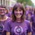 Mensen dragen paarse kleding bij evenement