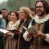 Mensen gekleed in Shakespeareaanse kostuums vieren Praat als Shakespeare Dag.