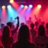 Mensen genieten van karaoke met vrienden