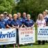 Mensen samenkomen om bewustwording voor artritis te bevorderen in een park.