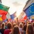 Mensen vieren Europa Dag met vlaggen