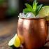 Moscow Mule in een koperen mok met munt en limoen.