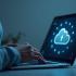 Persoon maakt een cloud-backup