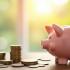 Piggy bank met munten voor spaarconcept